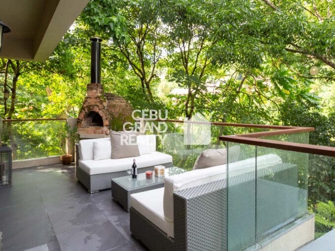 Luxurious Modern Home with Lush Forest Views in Maria Luisa