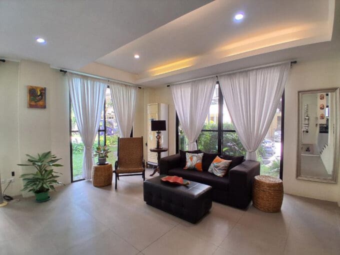 Elegant and Contemporary Residence with Balcony at Summerfields