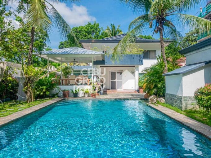 Garden Wrapped Villa with Panoramic Views and Homey Luxury