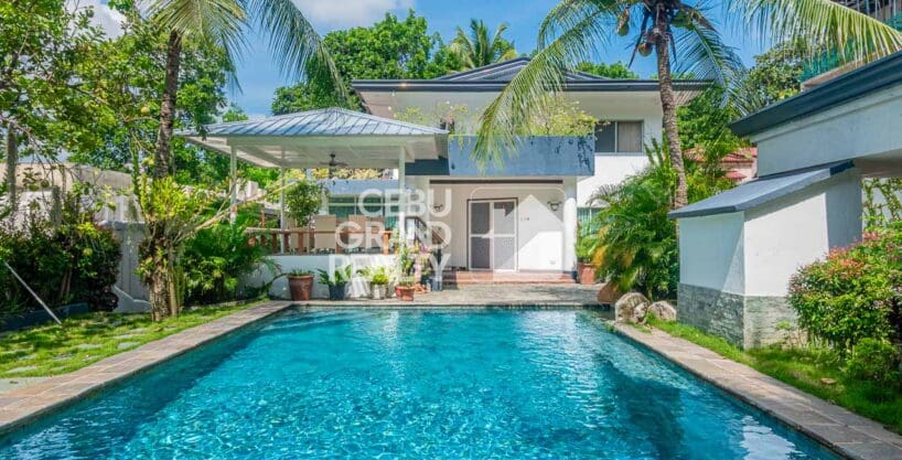 Garden Wrapped Villa with Panoramic Views and Homey Luxury