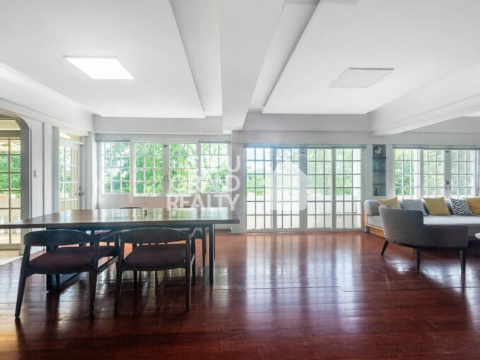 Expansive Penthouse Oasis with Unrivaled Golf Course Views