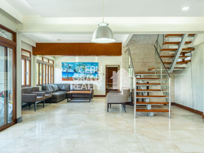 Spacious Penthouse with Stunning Golf Course Views