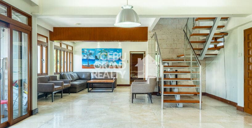 Spacious Penthouse with Stunning Golf Course Views