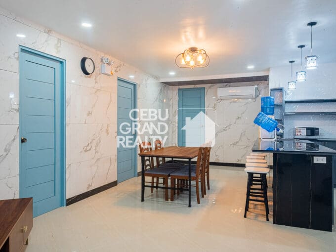 Spacious Residence with Panoramic Mountain Views at Ridgedale