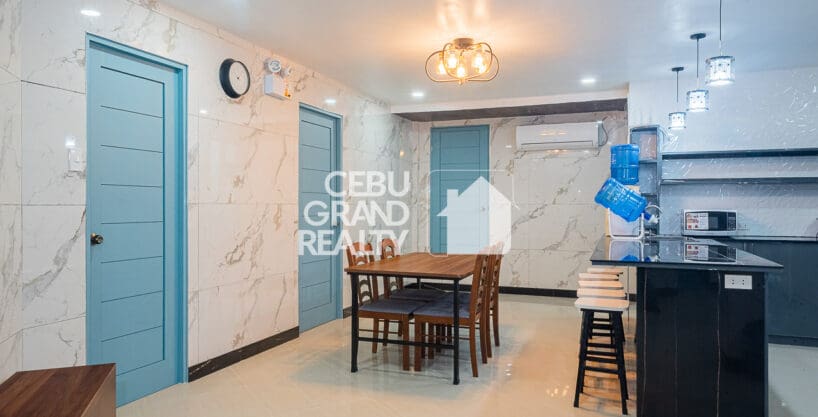 Spacious Residence with Panoramic Mountain Views at Ridgedale