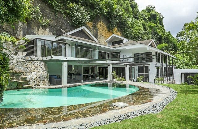 Luxury Hillside Residence with Panoramic Views in Maria Luisa