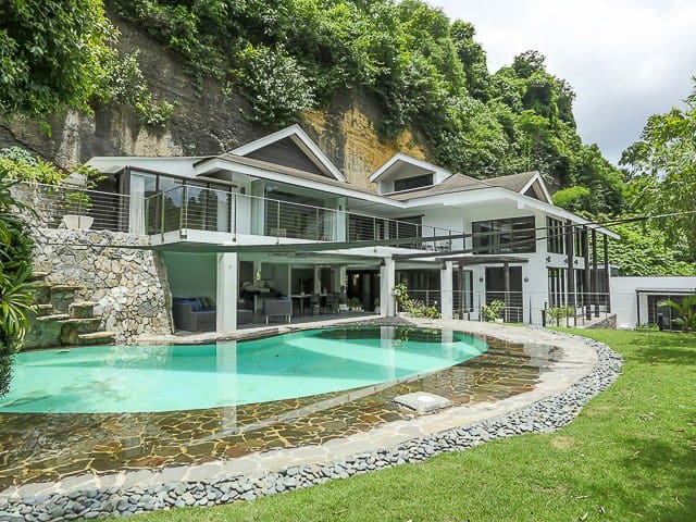 Luxury Hillside Residence with Panoramic Views in Maria Luisa